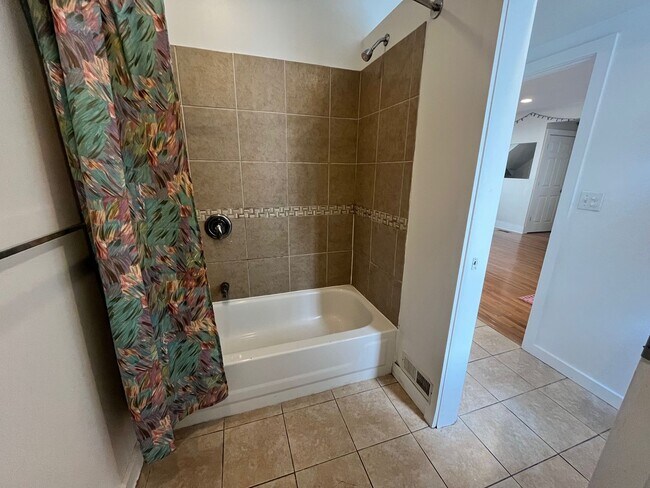 Building Photo - Beautiful Home Close to Campus