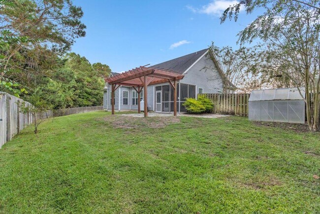 Building Photo - Great location between Wilmington and Jack...