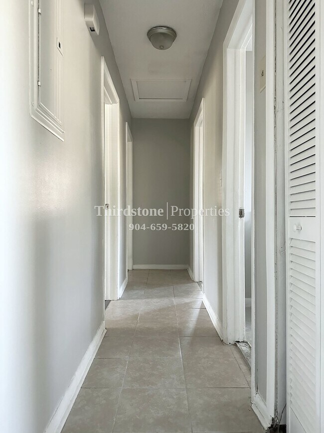 Building Photo - 2428 Miss Muffet Ln W