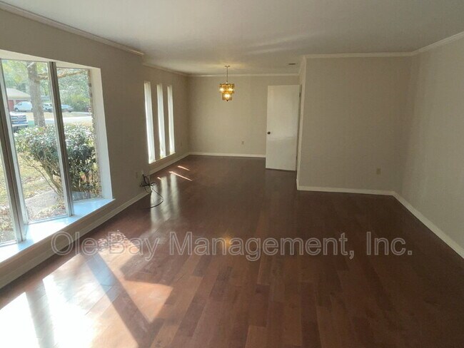 Building Photo - 613 Vaughn Dr N