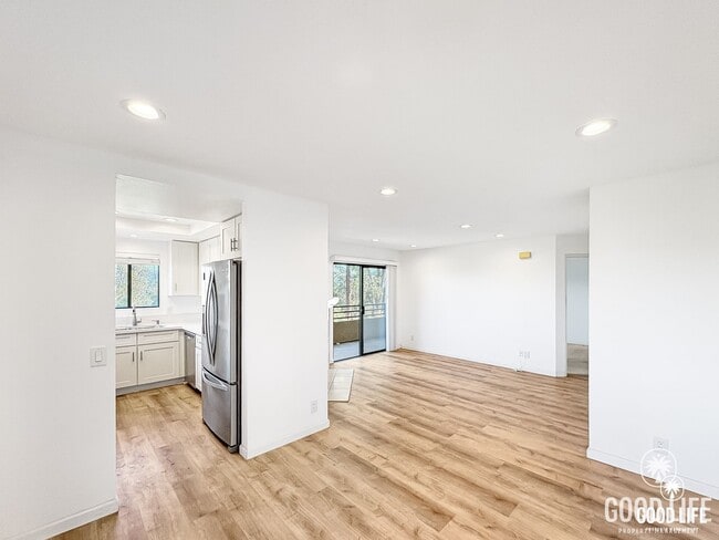 Building Photo - Move-In Ready Condo Overlooking The Height...