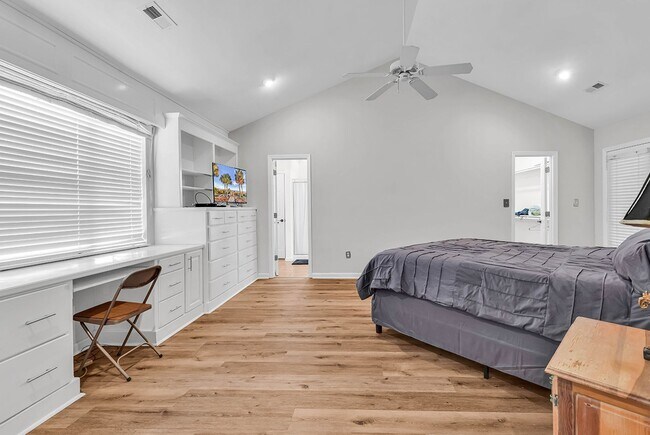 Building Photo - ** $1,000 off your first months rent with a move in by April 15th ** Rent includes Trash pick up,...