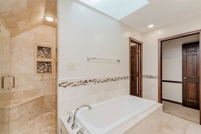Building Photo - Large Executive Home in Carmel Schools