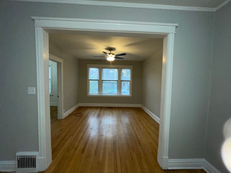 Building Photo - 1721 W Farragut Ave