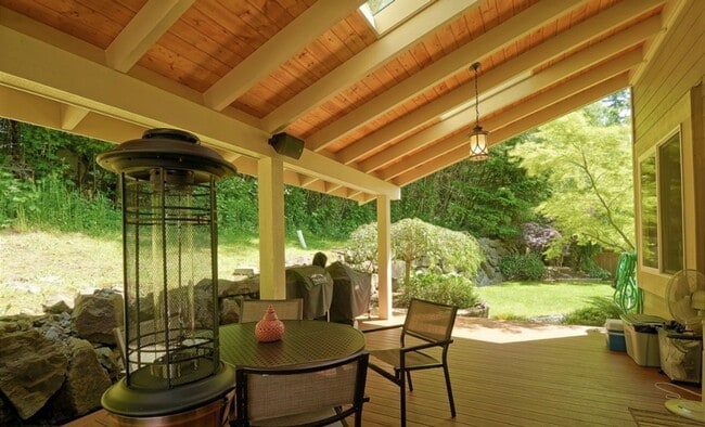 Building Photo - An Elegant impeccably maintained home with...
