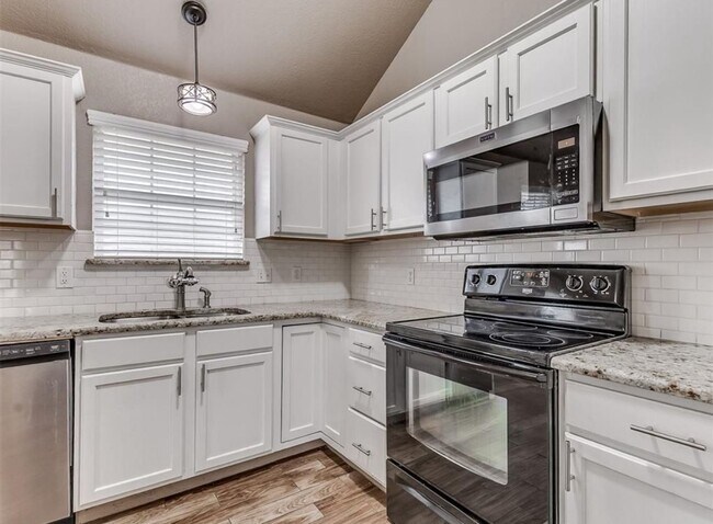 Building Photo - Charming 3 Bedroom Home in Yukon with Modern Updates