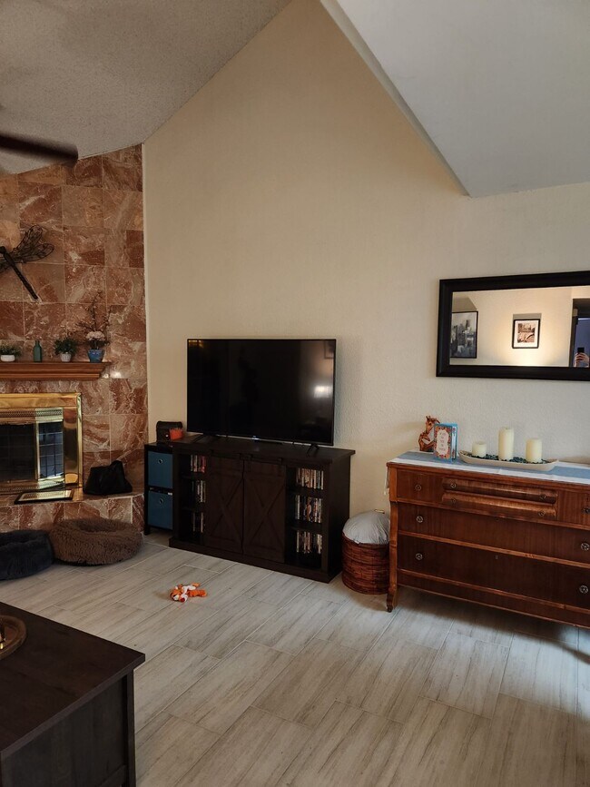 Building Photo - 905 S Lola Ln