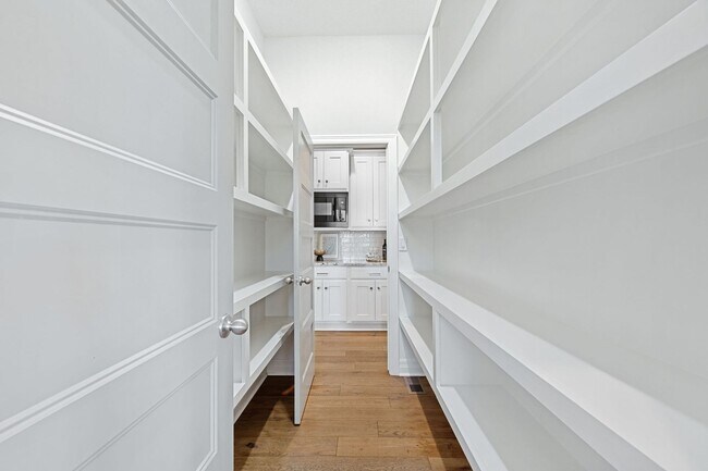 Building Photo - Luxury Home - Month-to-Month or 6-month Le...