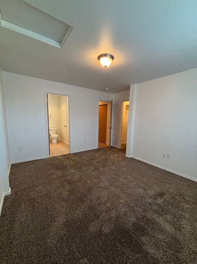 Building Photo - Pet Friendly 3 bedroom Townhouse!