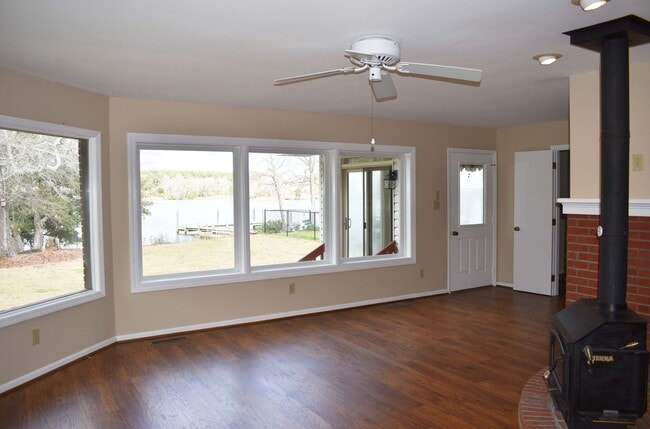 Building Photo - Great Waterfront Brick Home