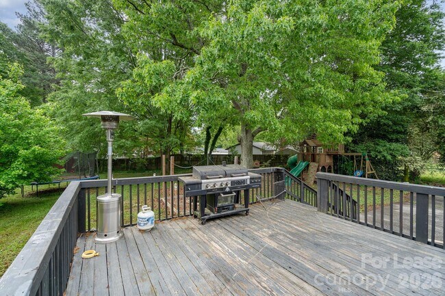 Building Photo - 1005 Home Trail