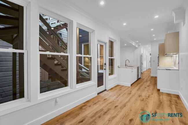 Building Photo - Russian Hill: Recently Remodeled Flat with In-Unit Washer & Dryer & A/C