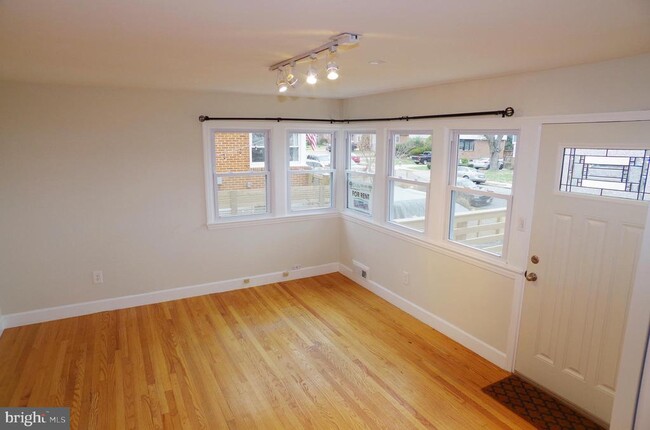 Building Photo - 6956 Westhampton Dr