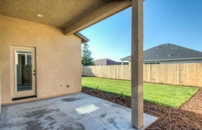 Building Photo - Newer Home - Great Location!