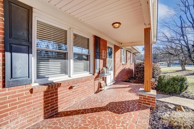 Building Photo - 10 Spruce Pine Dr