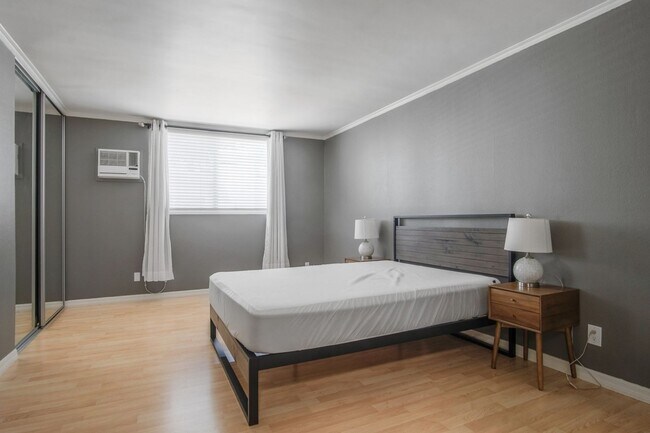 Building Photo - Renovated three-bedroom, three-bath 2-stor...