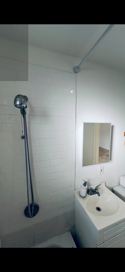 Building Photo - 4456 Lockwood Ave