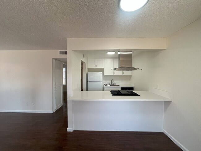 Building Photo - Upstairs Unit!! Under New Management!! Und...