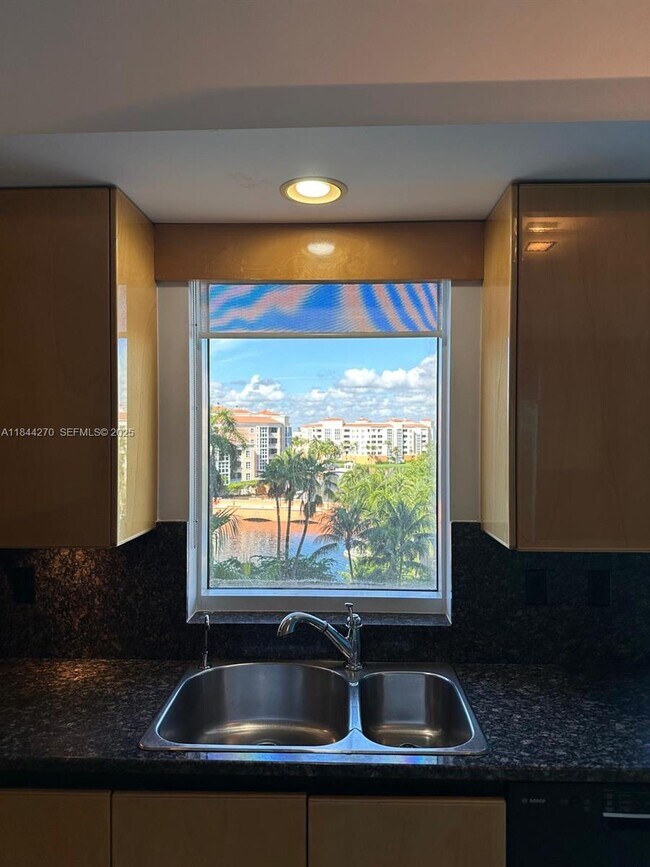 Building Photo - 785 Crandon Blvd