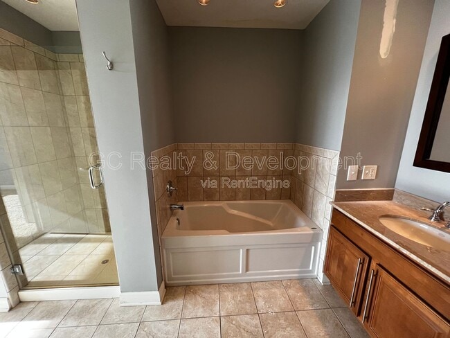 Building Photo - 1600 S Prairie Ave