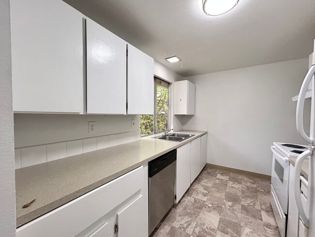 Building Photo - Bright and Open 3 Bed, 1 Bath House!