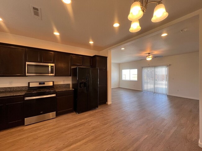 Building Photo - Silverland Estates 3 Bedroom 2 Bathroom Ho...