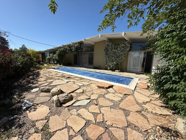 Building Photo - High Desert Retreat- 3 Bedrooms, 2 Bathroo...