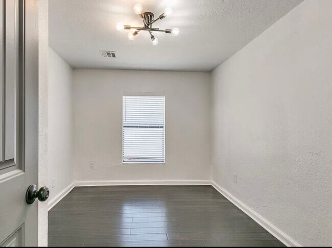 Building Photo - Fully Remolded 2bed/2bath with a Versatile...