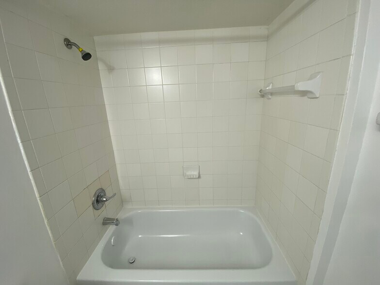 Building Photo - 2910 SE 13th Ave