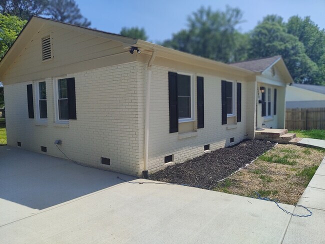 Building Photo - Room in House on Cricketeer Dr