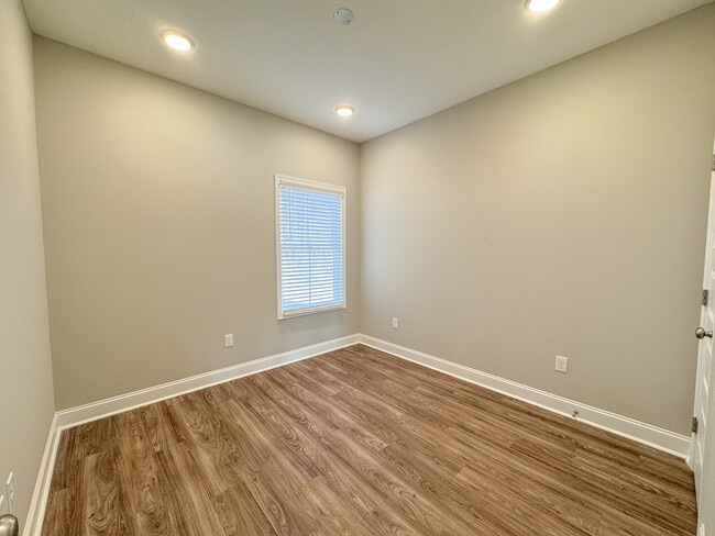 Building Photo - 5007 Cypress Lake Rd