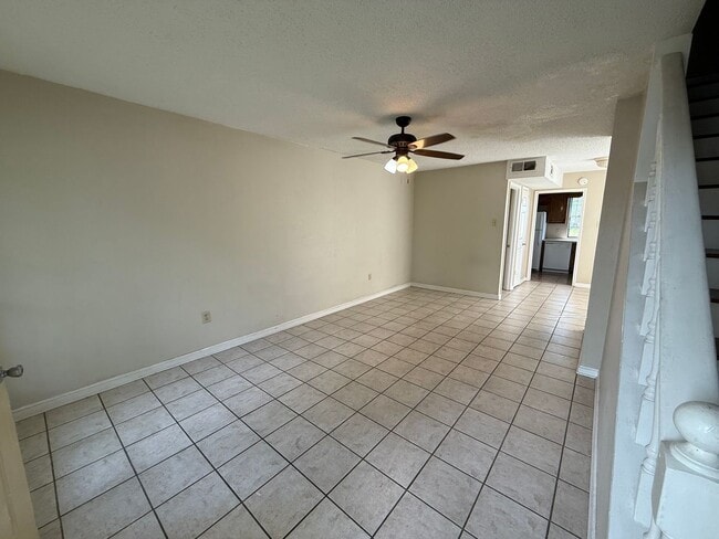 Building Photo - 1110-1112 Willow Creek Dr