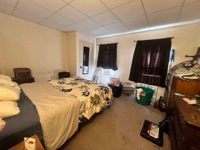 Building Photo - 2-bedroom, 1.5-bathroom home located in th...
