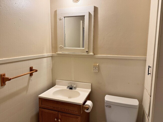 Building Photo - Cute 2 Bed 1 Bath Craftsman Home