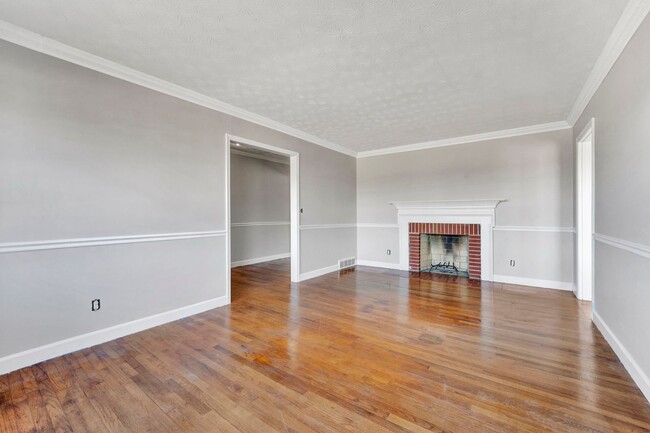 Building Photo - Charming Three Bedroom Home in Gray Court