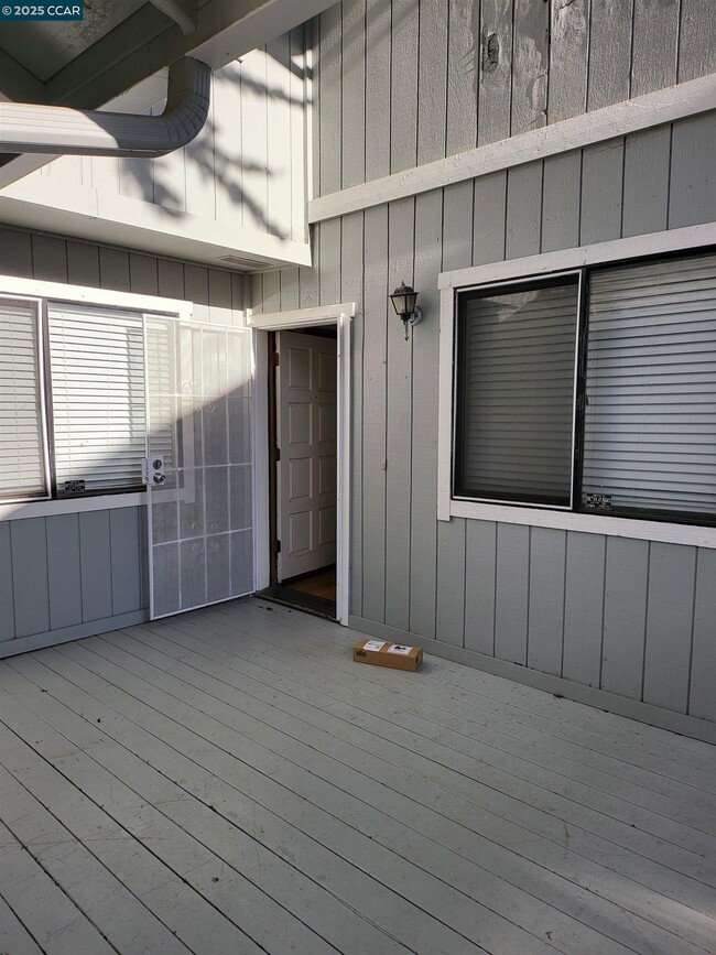 Building Photo - 23 Dove Ln