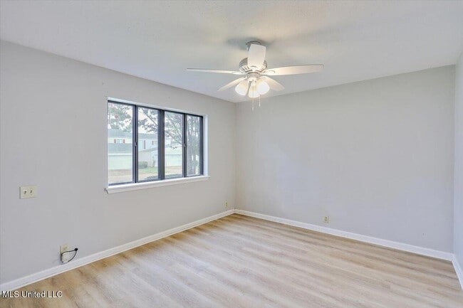 Building Photo - 167 Lakebend Cir