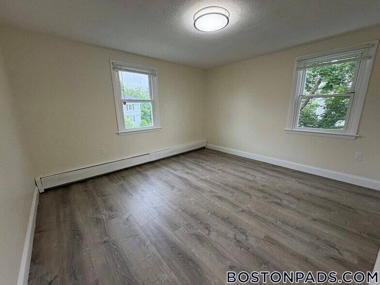 Building Photo - 9 River Dr