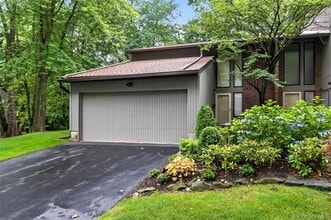 Building Photo - 7 Meadowood Dr