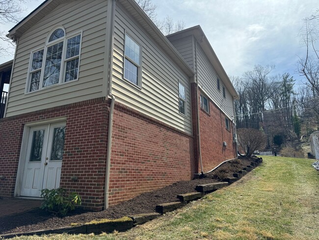 Building Photo - Amazing  split-level home in Ashby Heights!