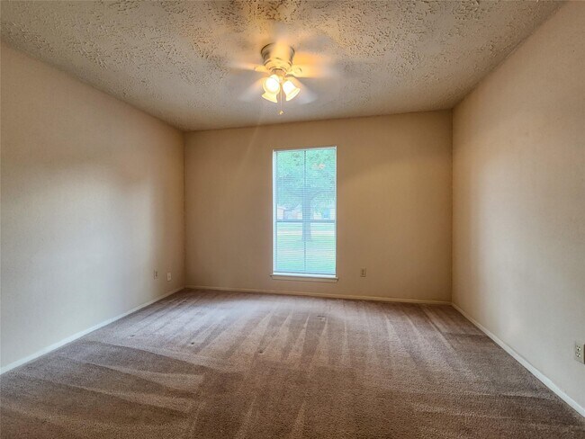 Building Photo - 21227 Park Mt Dr
