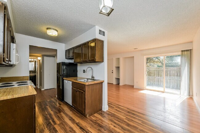 Building Photo - Cozy Garden-Level Condo with Park Views