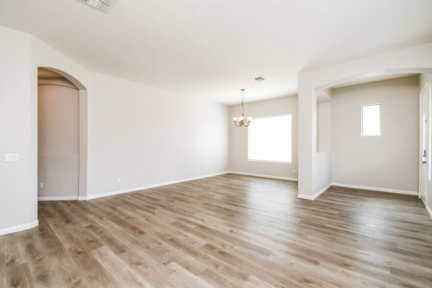 Building Photo - 2107 S Sabrina