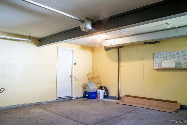 Building Photo - 102 Brooklane Dr