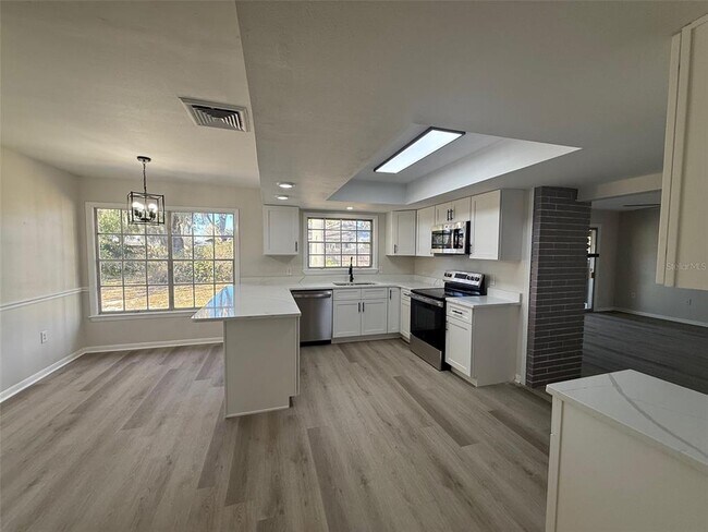 Building Photo - 722 W Pinedale Dr