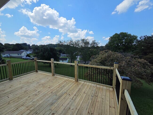 Building Photo - 421 River Bend Dr