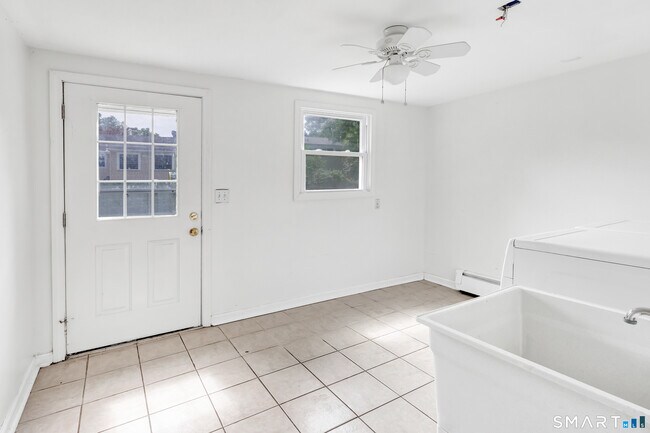 Building Photo - 7 Richards Ln