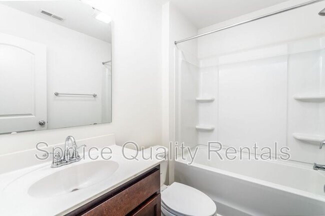 Building Photo - 250 Baybrook Ln