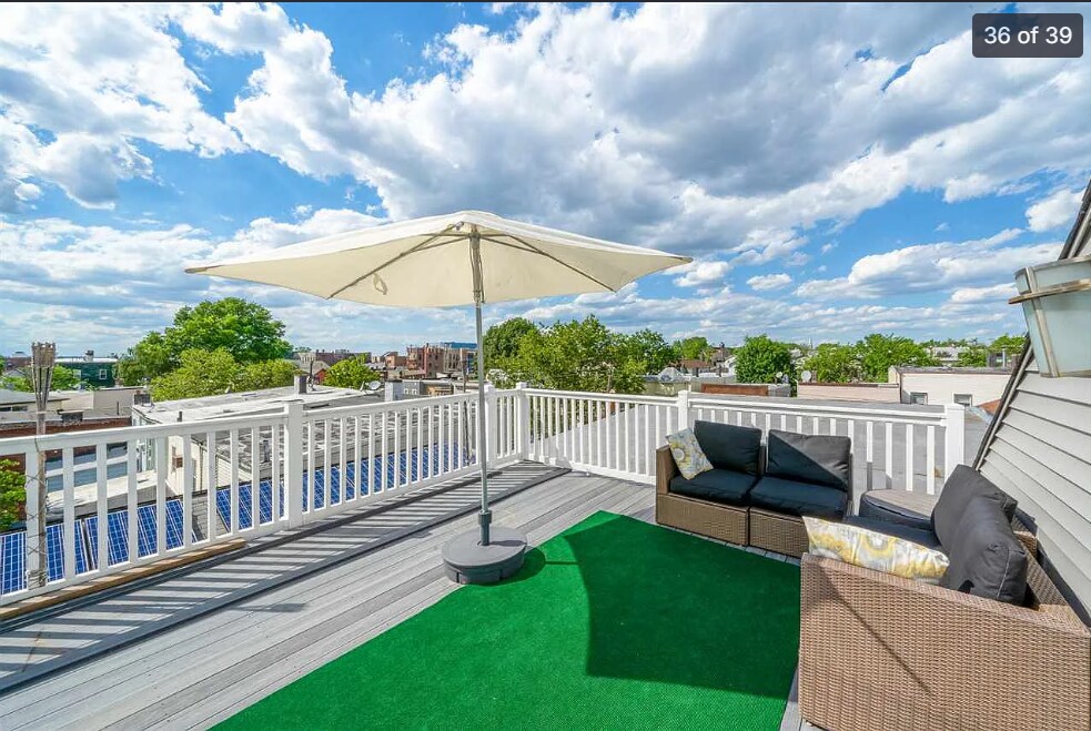 Building Photo - 209 Hutton St