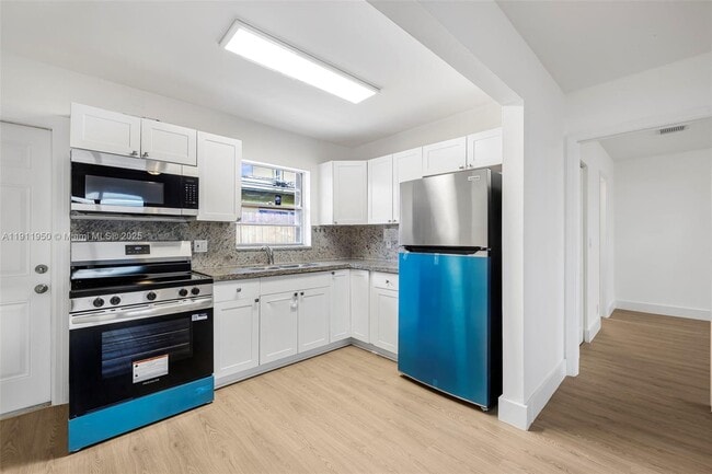 Building Photo - 2033 Dewey St